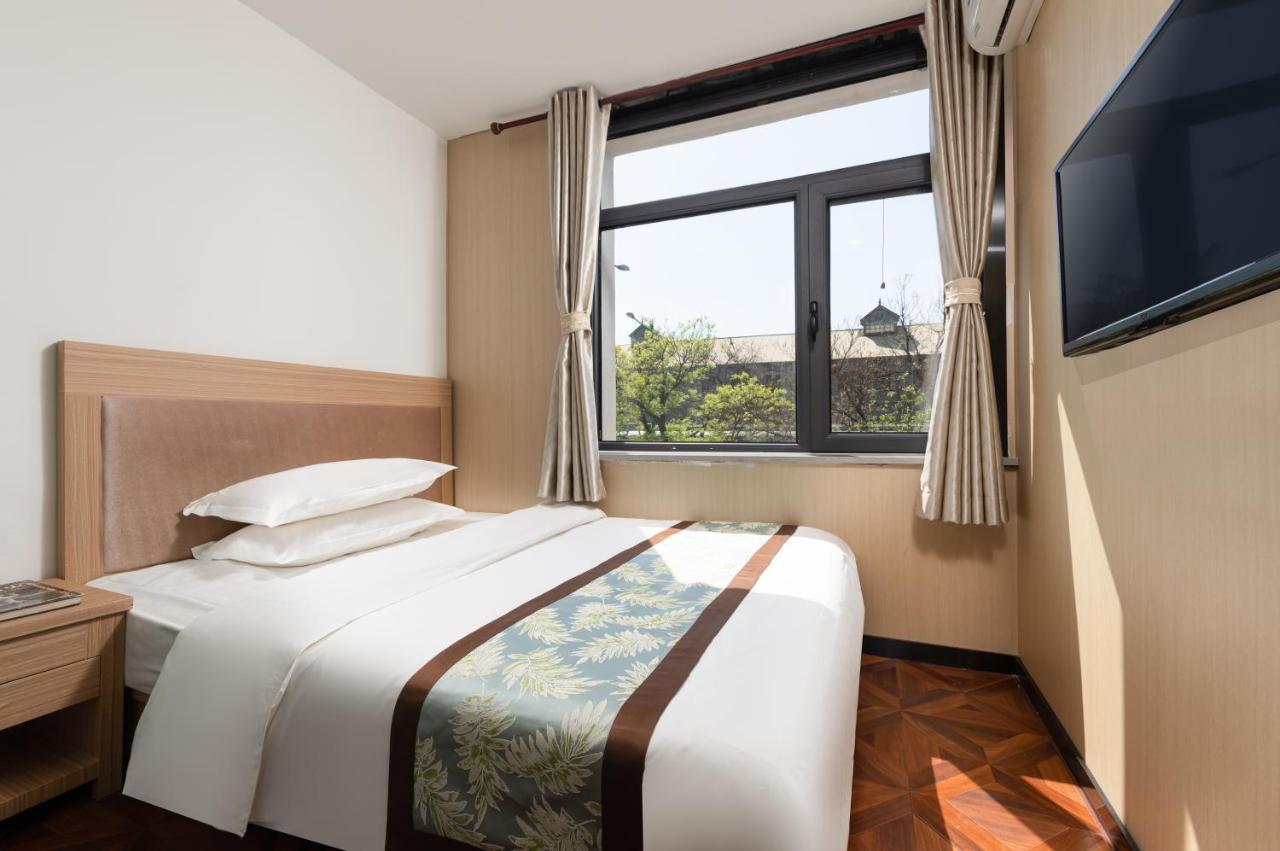 East Sacred Hotel ᴸᴱo---Foreign Accept---Tourism Service English-Speaking 丨 Near Tiananmen Forbidden City丨very Close To Metro Zhangzizhong And Beixinqiao 丨european Foot Ball English丨free Advance Tickets And Laundry Drying Service Coffee Snacks بكين المظهر الخارجي الصورة